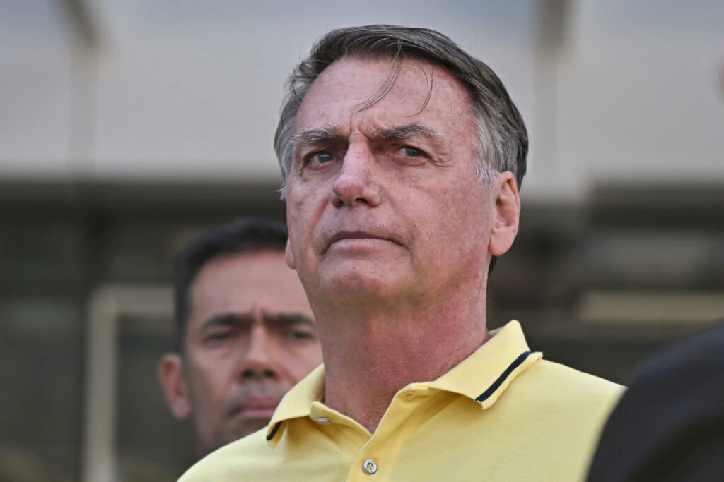 Jair Bolsonaro é levado ao hospital após ter crise de soluço, vômito e pressão baixa em Brasília