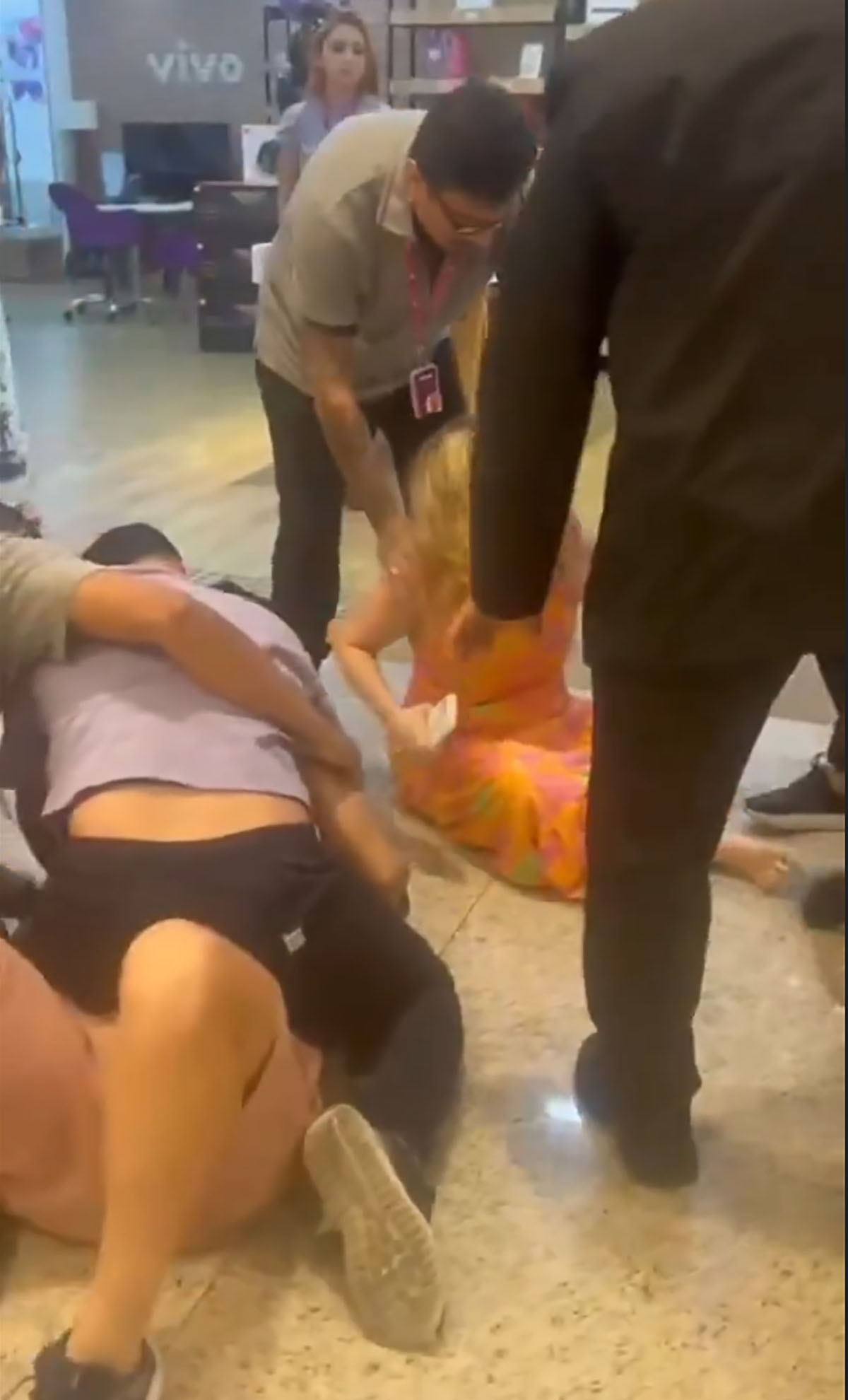 Briga generalizada entre clientes e funcionários da Vivo interrompe atendimento em shopping