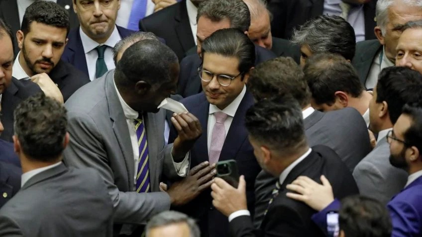 Deputados bolsonaristas rezam "Pai Nosso" no plenário após aprovação da urgência da anistia