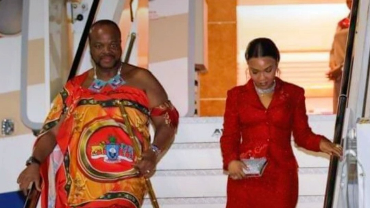 Rei africano faz entrada triunfal com 15 esposas, 30 filhos e 100 empregados