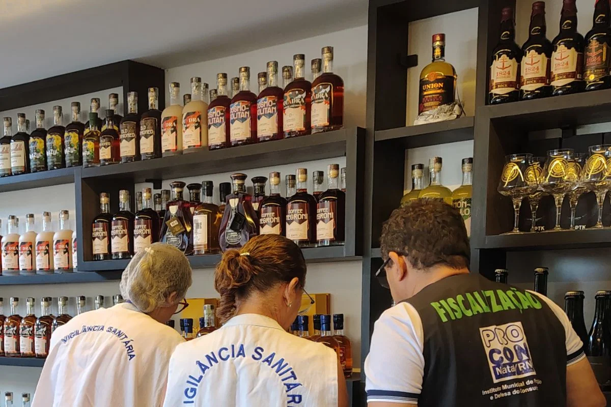 Procon descarta 136 litros de bebidas adulteradas em Natal