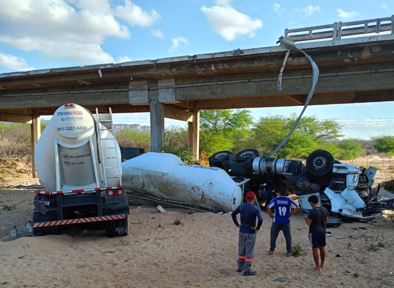 Motorista de caminhão morre após perder o controle do veículo e cair de ponte próxima a Lajes
