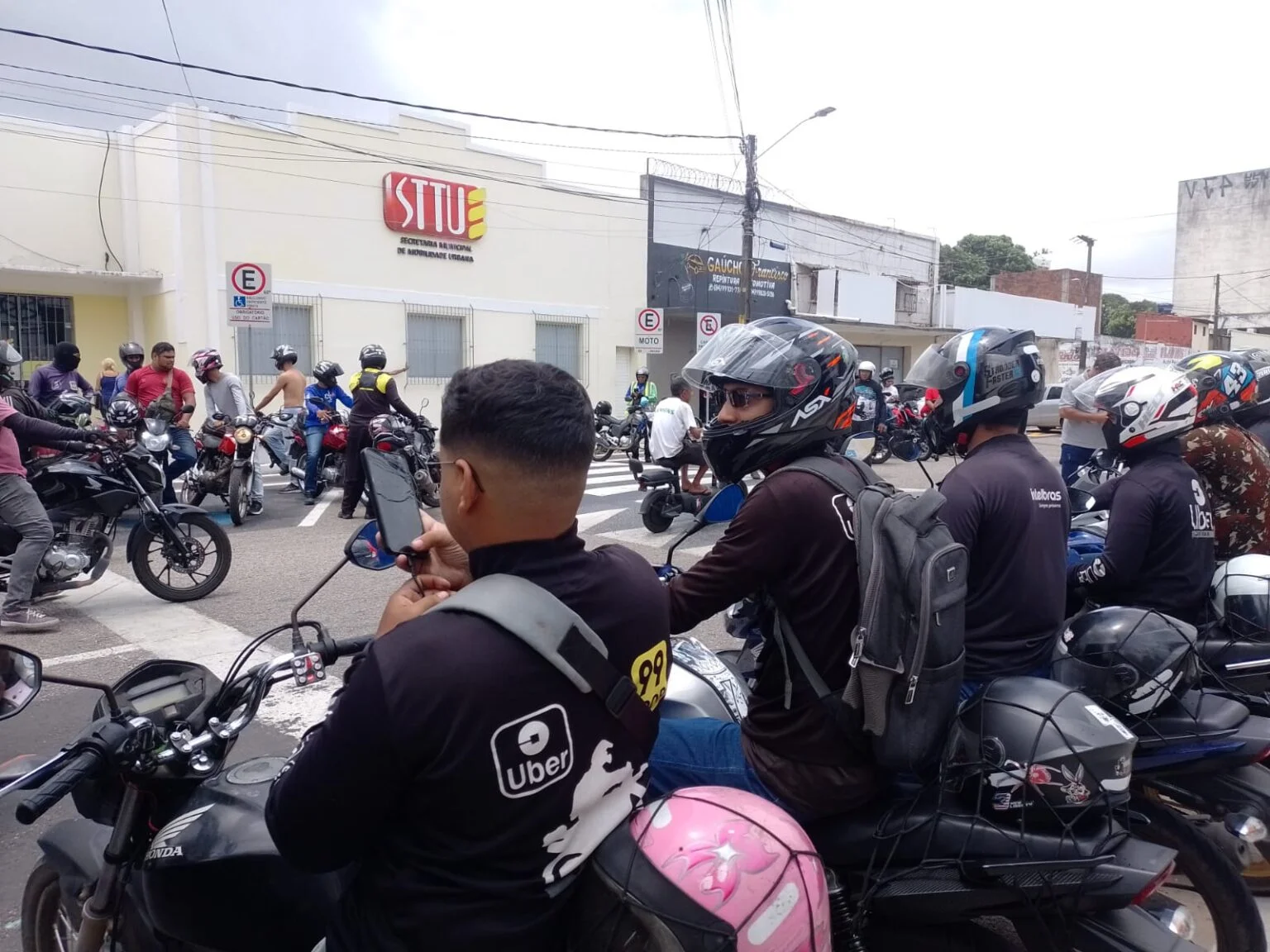 Moto-entregadores cobram investigação sobre multas consideradas indevidas em Natal