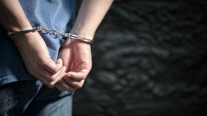 Homem é preso em flagrante após ser filmado espionando enteada no banho em Natal