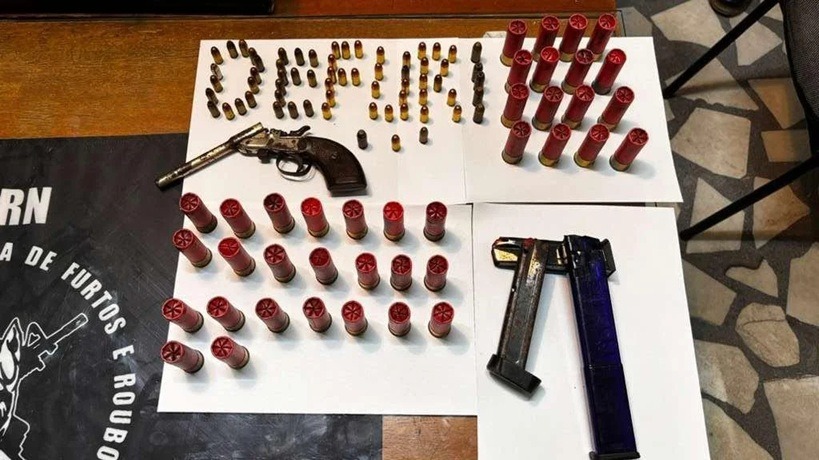 Casa abandonada servia como depósito de armas e munições na região Oeste do RN