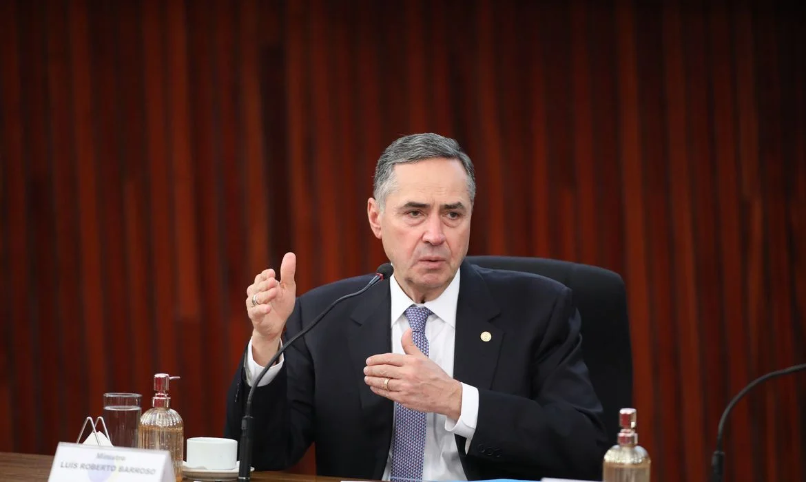 Barroso oficializa saída do STF e abre caminho para indicação de Lula