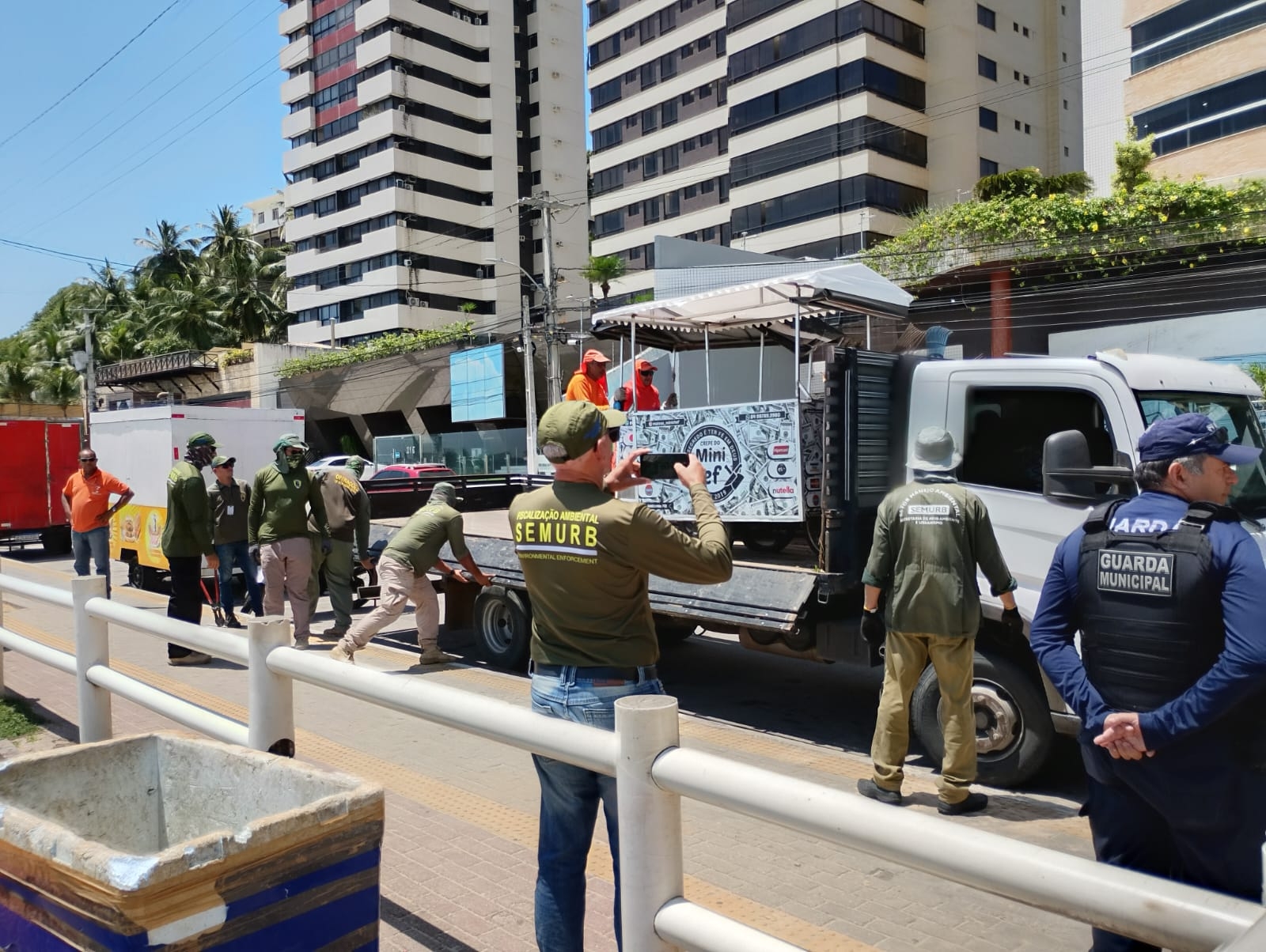 Semurb apreende materiais irregulares e impede evento sem autorização na Praia de Miami