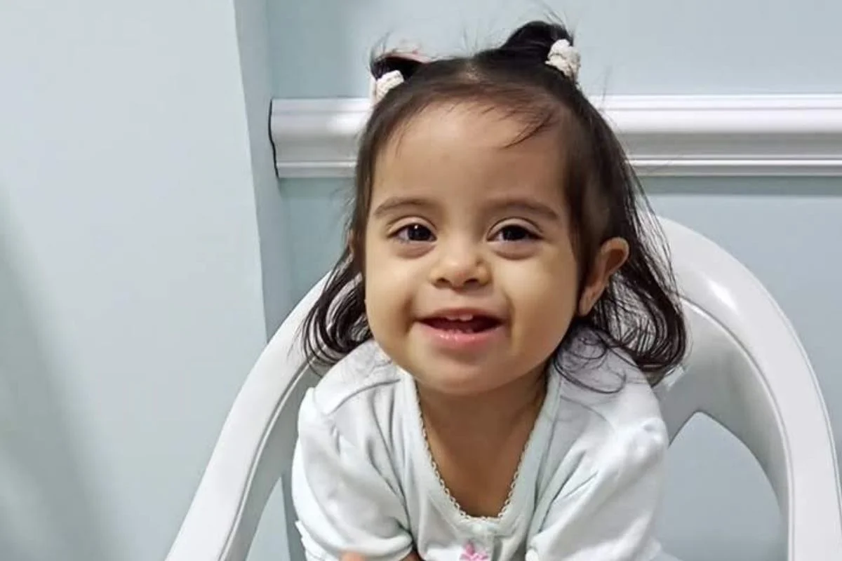 Família faz vaquinha para tratamento de menina com Síndrome de Down e leucemia