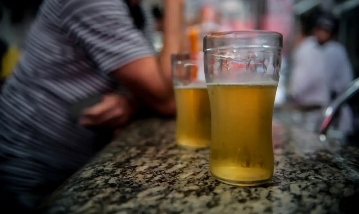 Lei aumenta pena para quem fornecer droga ou álcool a menores de 18 anos