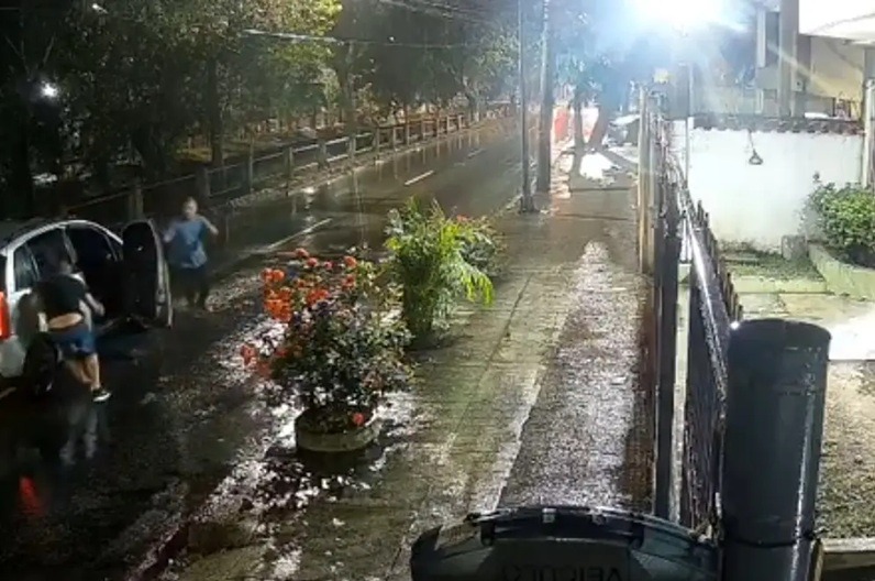 Policial mata sargento da PM após discussão e troca de tiros no meio da rua