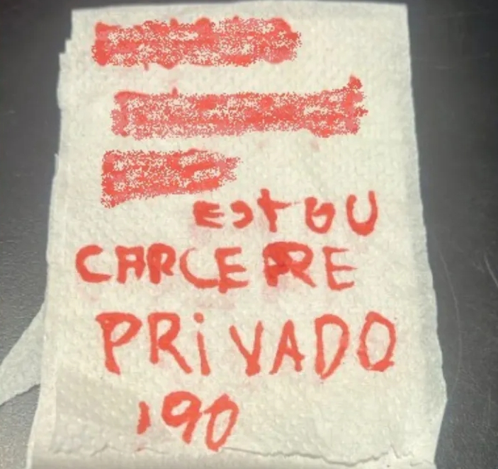 Mulher é resgatada após pedir socorro em papel higiênico