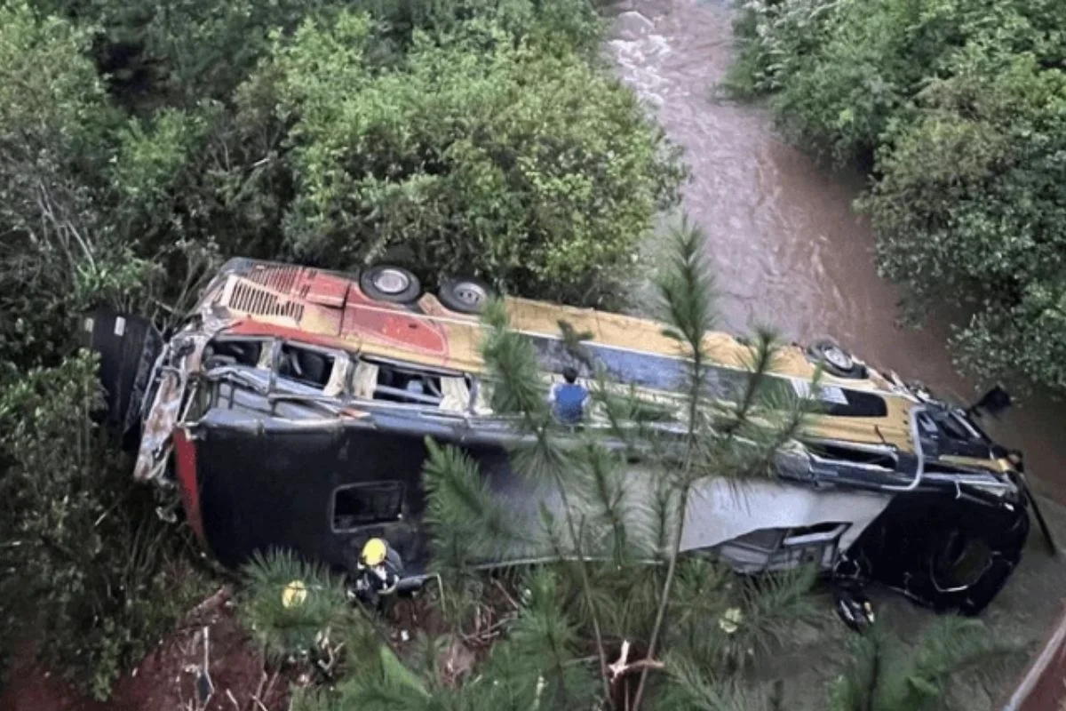 Ônibus cai de ponte e deixa 9 mortos na Argentina