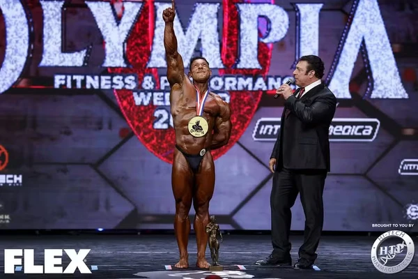 Ramon Dino faz história e conquista o primeiro título masculino do Brasil no Mr. Olympia
