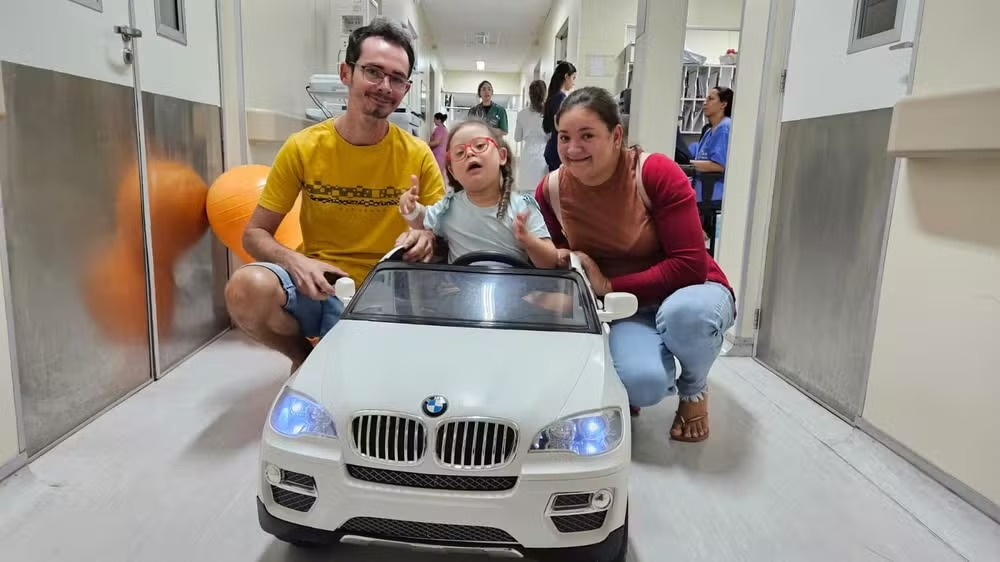 Hospital usa carrinho elétrico e ‘corredor de afeto’ para receber criança com Síndrome de Down antes de cirurgia no RN
