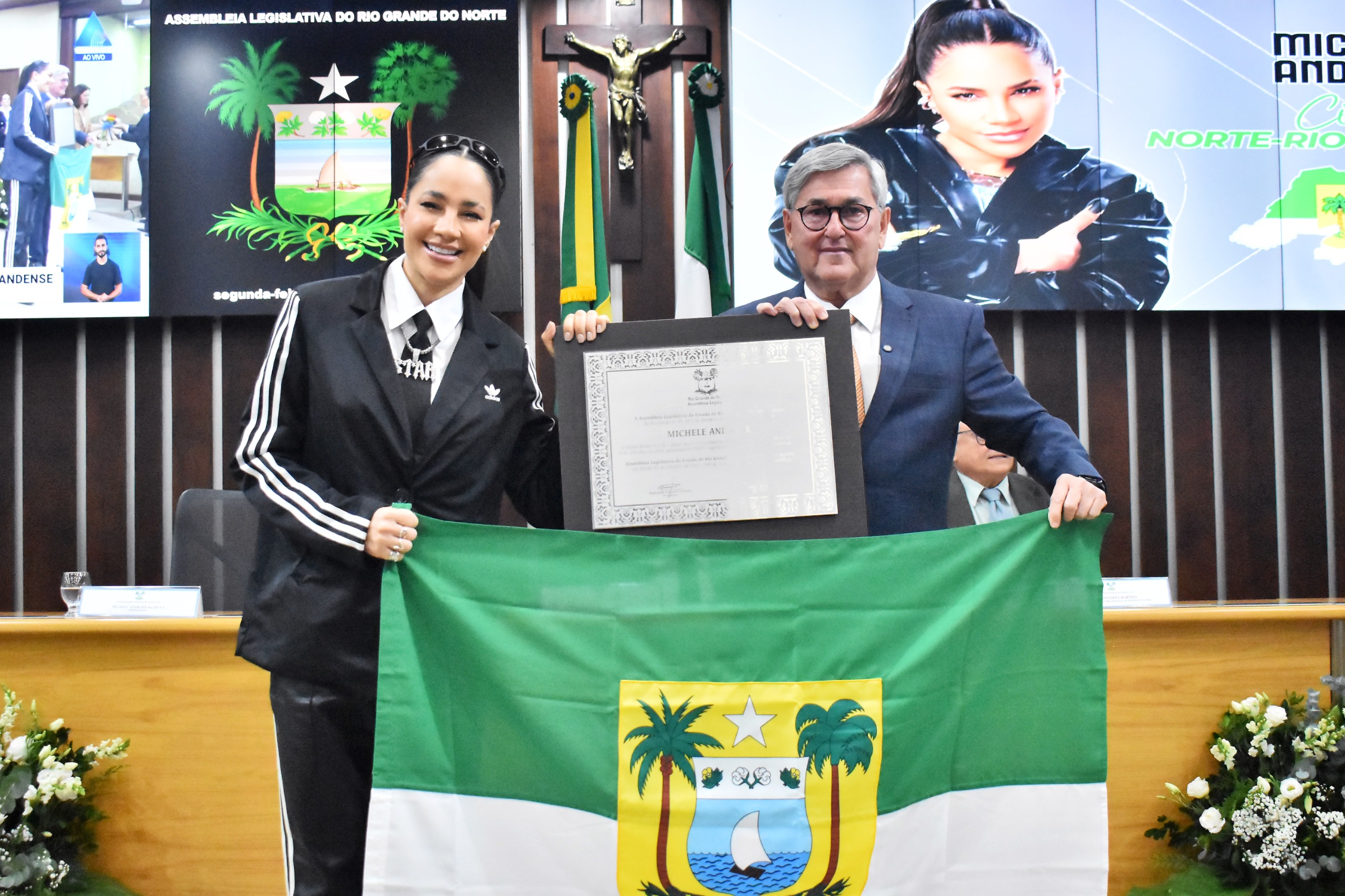 Por iniciativa do deputado Tomba Farias, cantora Michele Andrade recebe o título de “Cidadã Norte-Rio-Grandense”