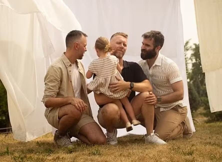 Trisal gay adota menina, e os três lutam na Justiça para ser reconhecidos como pais