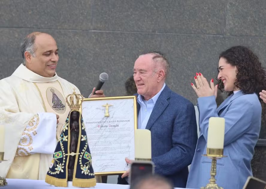 Renato Aragão se torna embaixador do Cristo Redentor nos 94 anos do monumento