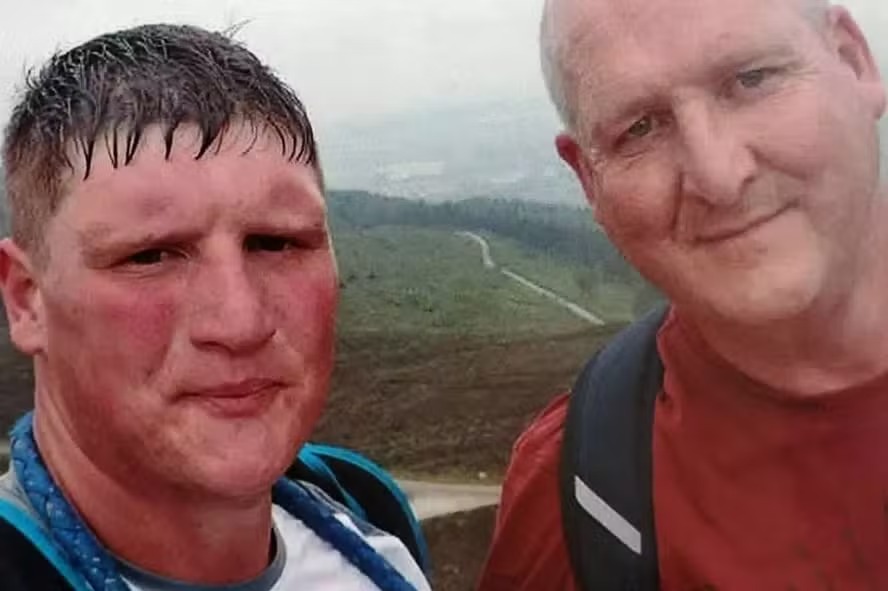 Jovem britânico morre semanas após ser picado por mosca e desenvolver infecção grave
