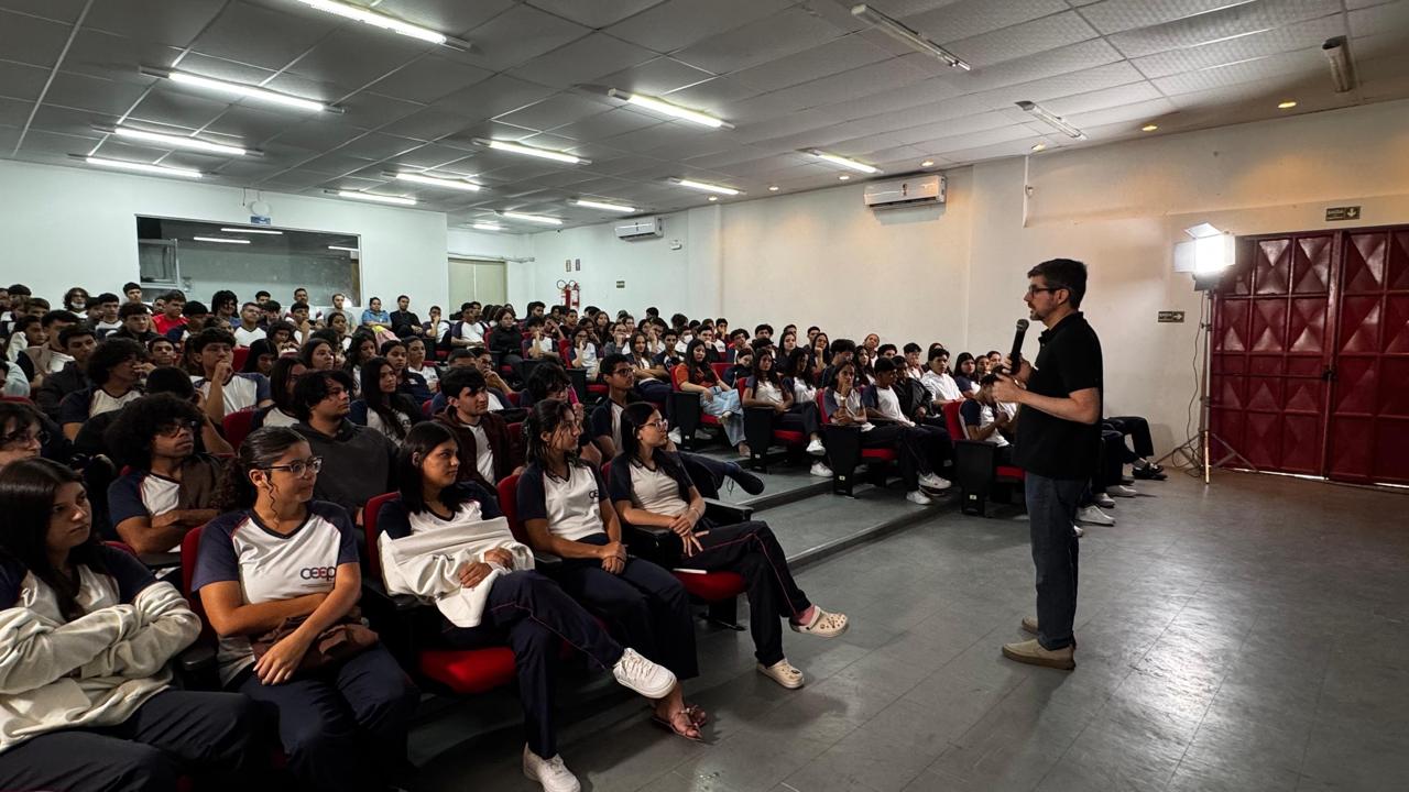 Interjato celebra 30 anos com ação educativa sobre inteligência artificial em escola pública
