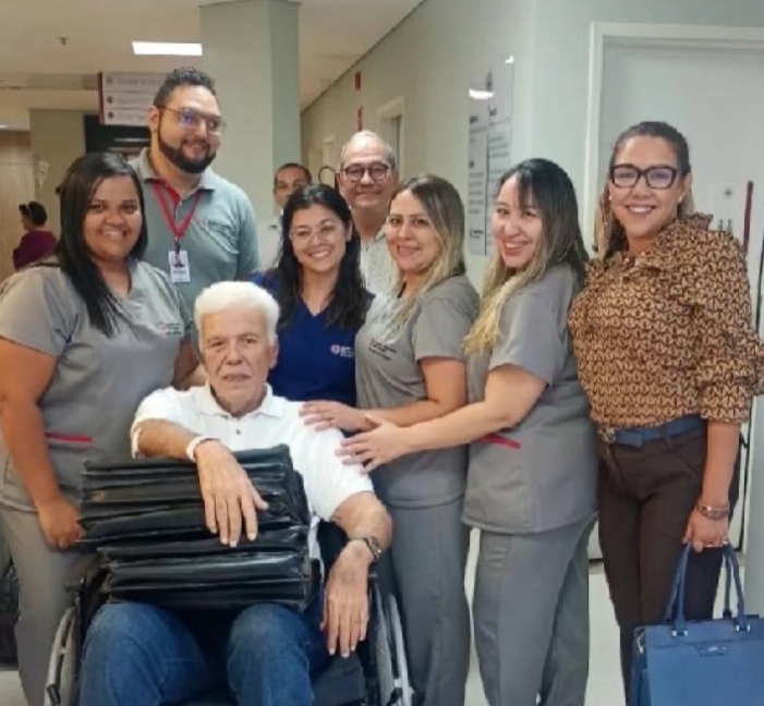 Ex-governador Fernando Freire recebe alta do Hospital Memorial