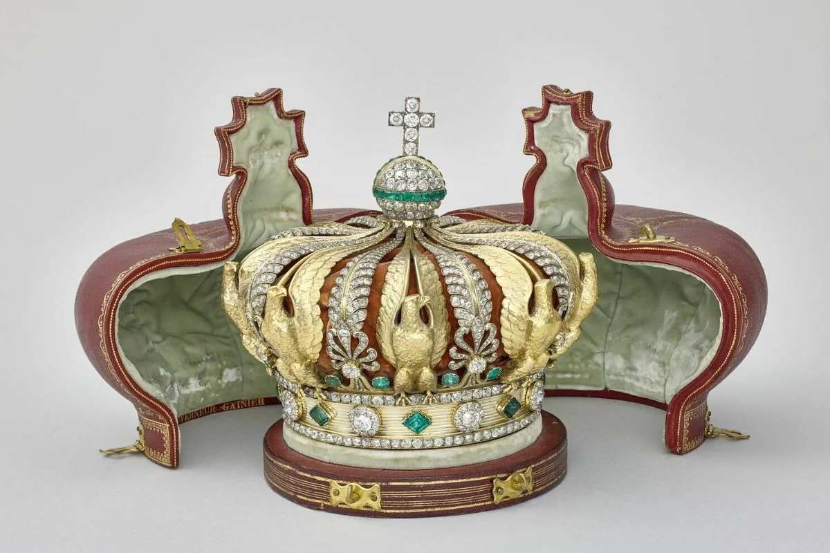 Coroa de diamantes e esmeraldas é encontrada após roubo no Louvre