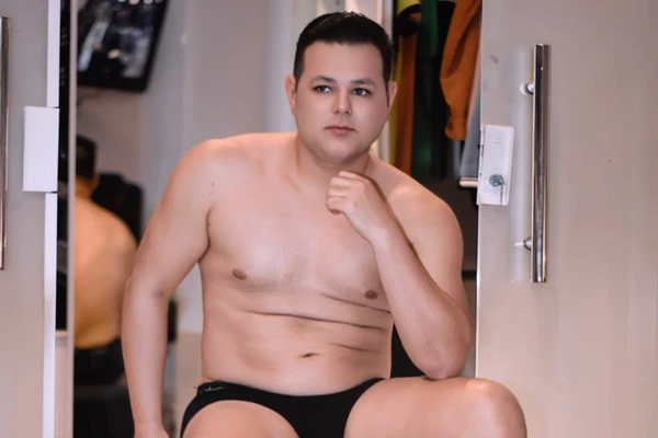 Prefeito publica foto só de cueca no aniversário e viraliza nas redes sociais