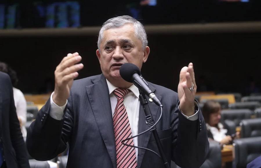 Líder do governo: Gleisi vai “meter a faca” em cargos do Centrão na Caixa