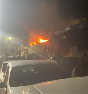 Carros estacionados dificultaram chegada dos bombeiros a incêndio em pousada de Natal