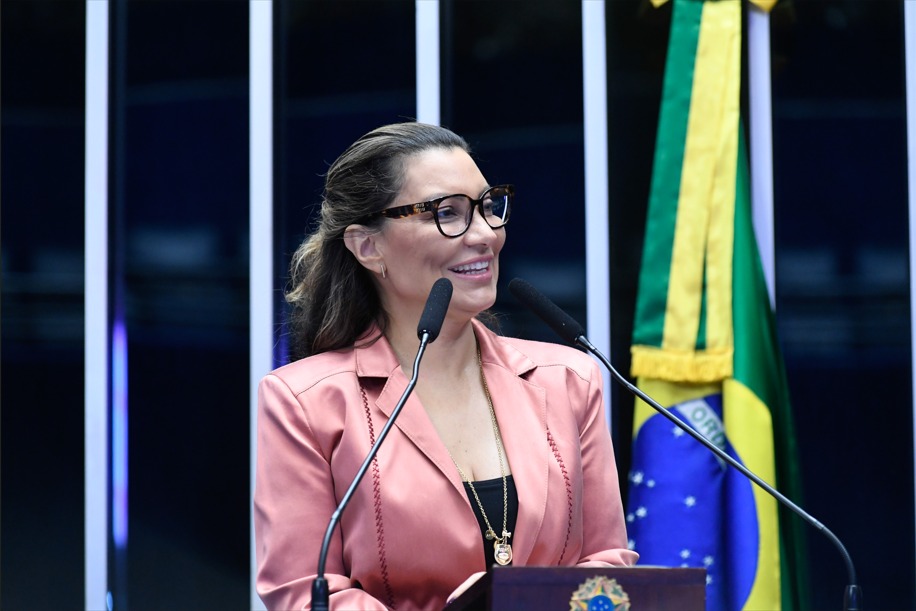 Lula assina decreto que aumenta poderes de Janja