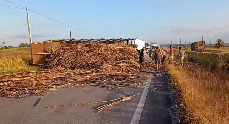 Caminhão carregado de cana tomba e causa interdição parcial na BR-101 na Grande Natal