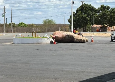Vento forte derruba escultura de galinha gigante em posto de combustíveis no interior do RN