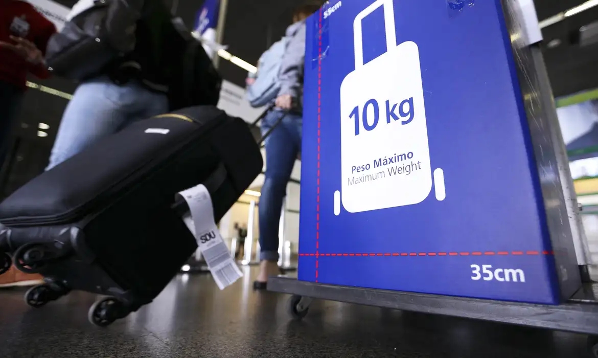 Câmara deve votar projetos sobre falsificação de bebidas e bagagem de bordo nesta semana