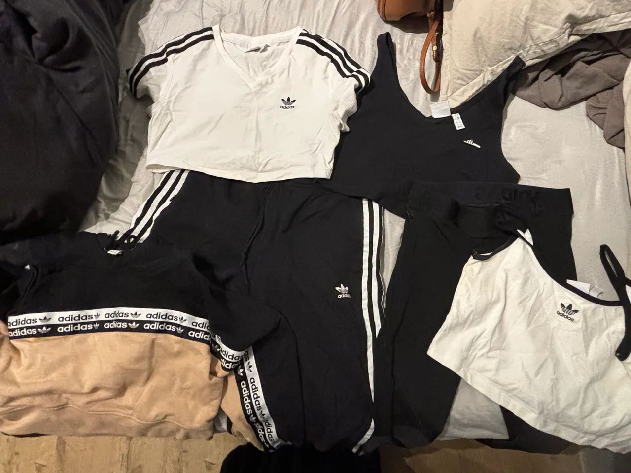 Usar roupas da Adidas vira risco em áreas dominadas por facções
