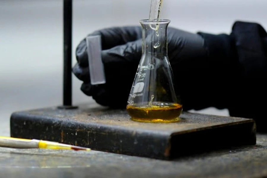 Pesquisadores da UFRN criam absorvente que remove até 95% de óleo em águas contaminadas