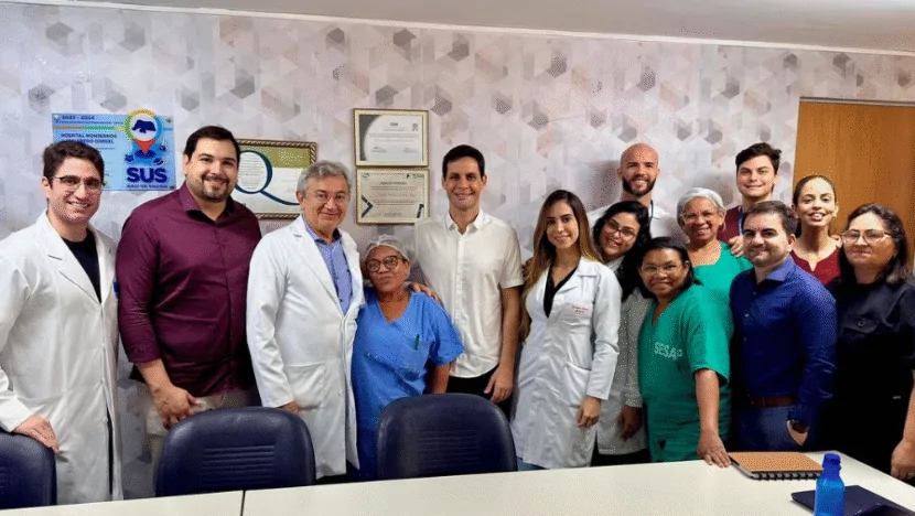 Rafael Motta visita Hospital Walfredo Gurgel após recuperação de acidente de kitesurf