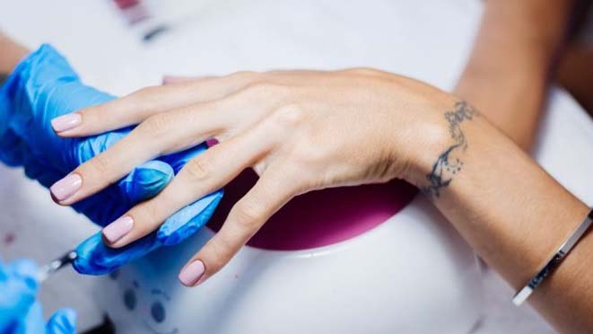 Anvisa proíbe substâncias utilizadas em unhas de gel