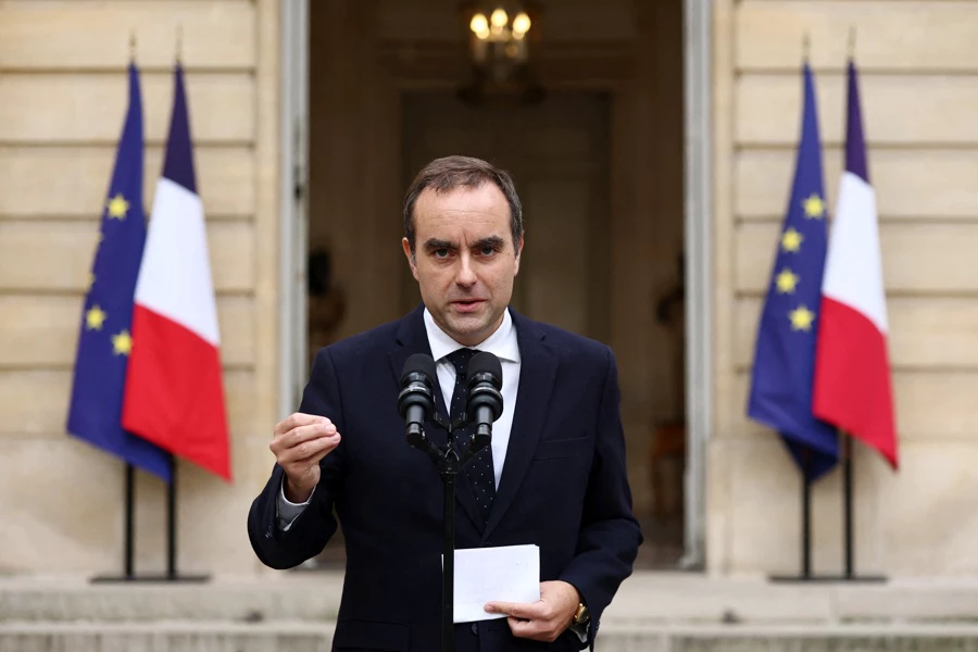 França: Primeiro-ministro renuncia menos de 1 mês após assumir