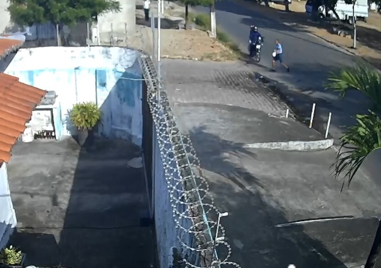 Homem corre ao atravessar avenida na zona Norte de Natal e acaba atropelado por motocicleta