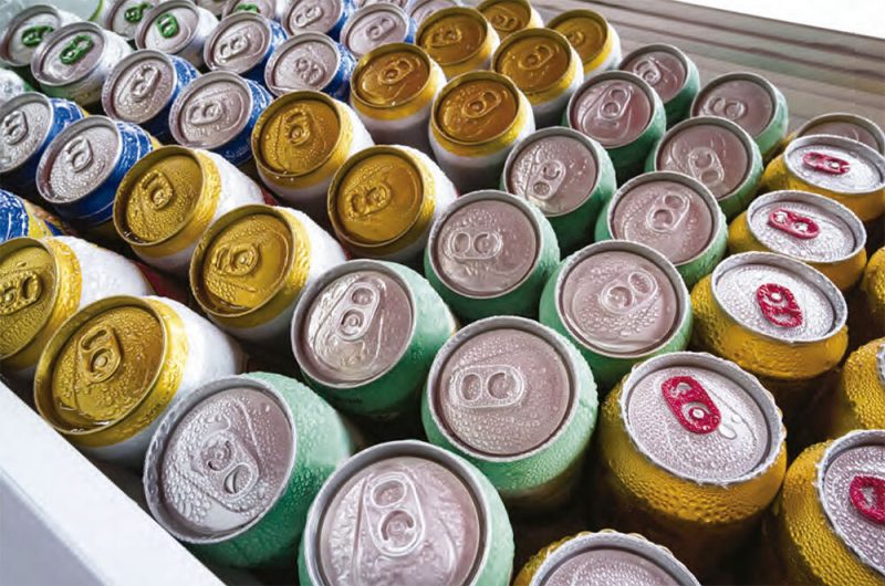 Redução de uma latinha de cerveja por dia evitaria 157 mil mortes por câncer no Brasil até 2050