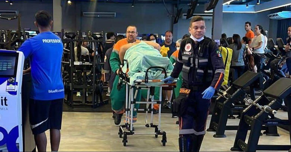 Homem sofre trauma grave no tórax durante supino em academia