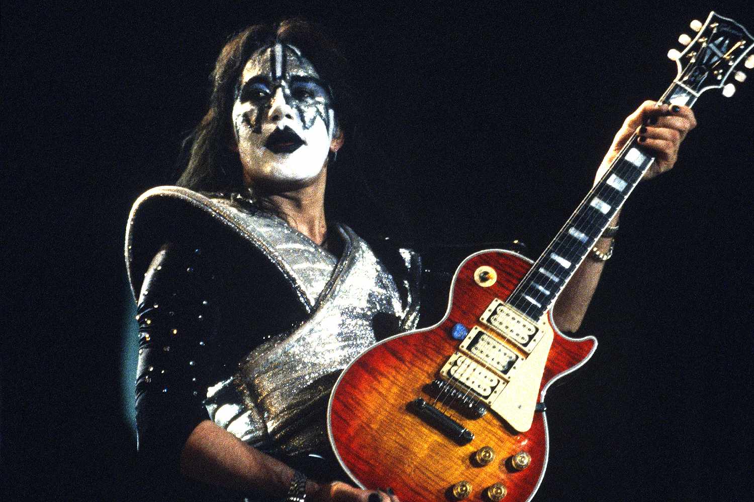 Causa da morte do guitarrista original do Kiss é revelada