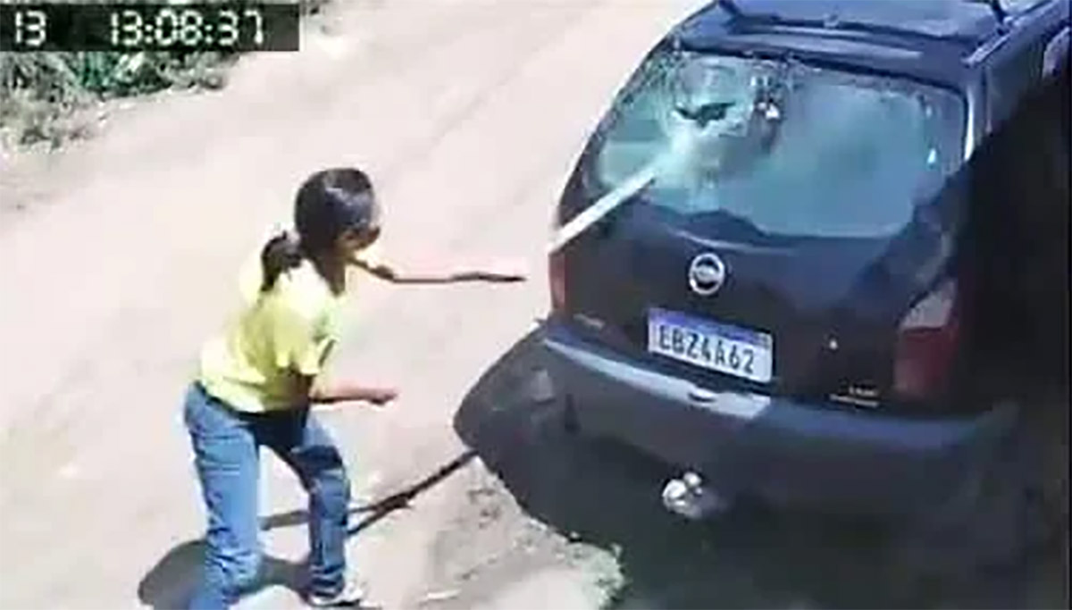 Mulher destrói carro do marido a enxadadas após descobrir traição