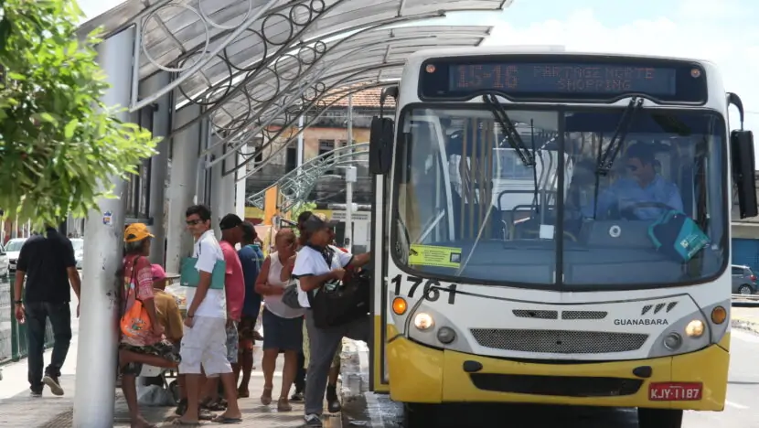Paulinho Freire sanciona lei que isenta empresas de ônibus do ISS até 2026