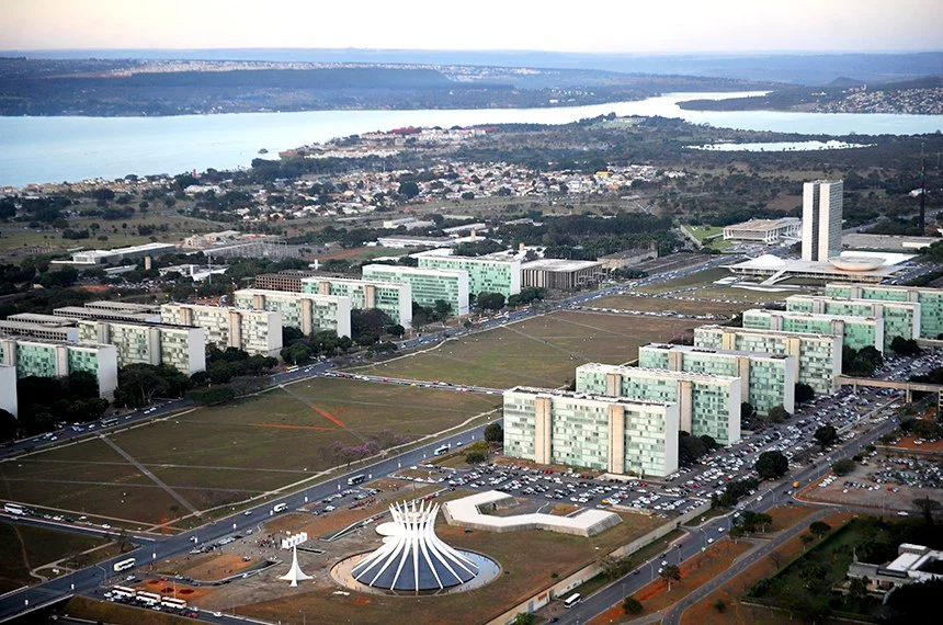 Semana em Brasília tem julgamento no STF, impasse sobre anistia e IR