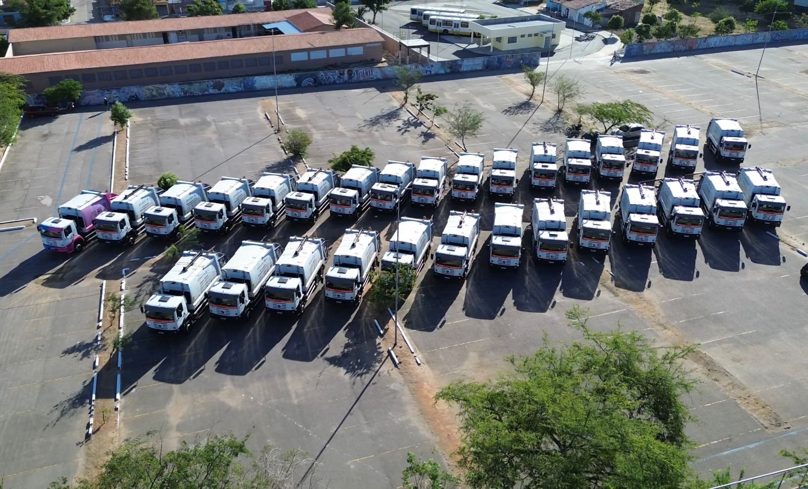 Natal reforça coleta de resíduos com entrega de 35 novos caminhões