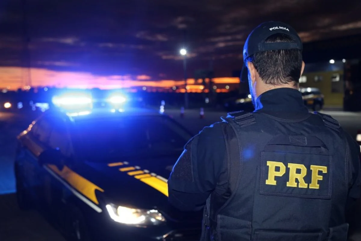 PRF prende homem com armas em flagrante na BR-101, em Natal