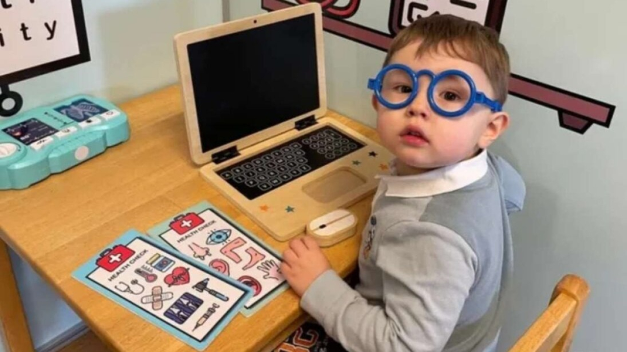Menino superdotado de 3 anos aprende a ler sozinho e contar até 100 em sete idiomas