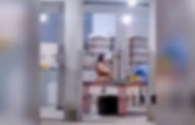 Mulher nua causa tumulto e agride clientes em bar no Rio