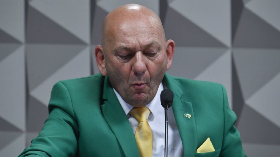 Luciano Hang é condenado a indenizar Lula por ofensas em faixas exibidas em aviões