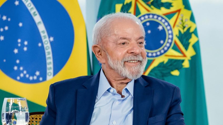 Lula chega à 13ª mudança ministerial com saída de Márcio Macêdo e entrada de Boulos